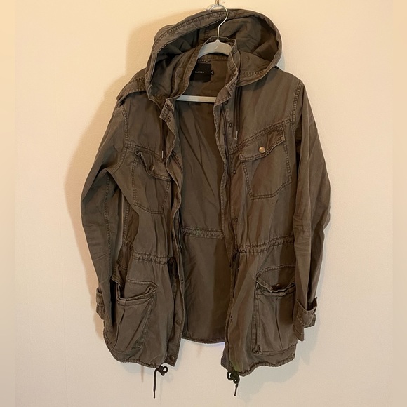 Olive green tulula jacket. Size medium - Picture 1 of 3